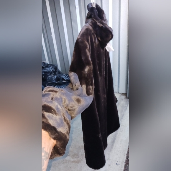 Beautiful Brown faux fur coat - Picture 4 of 12